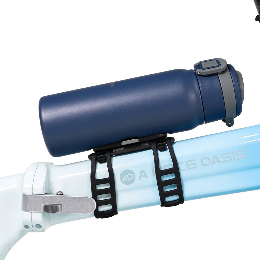 The dark blue ADO AQS Mag insulated bottle attached to the bike frame, demonstrating the secure and convenient AQS Mag quick-release mounting system.Dark blue